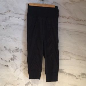 Lulu lemon Capri pants with comfort waist.- size 6